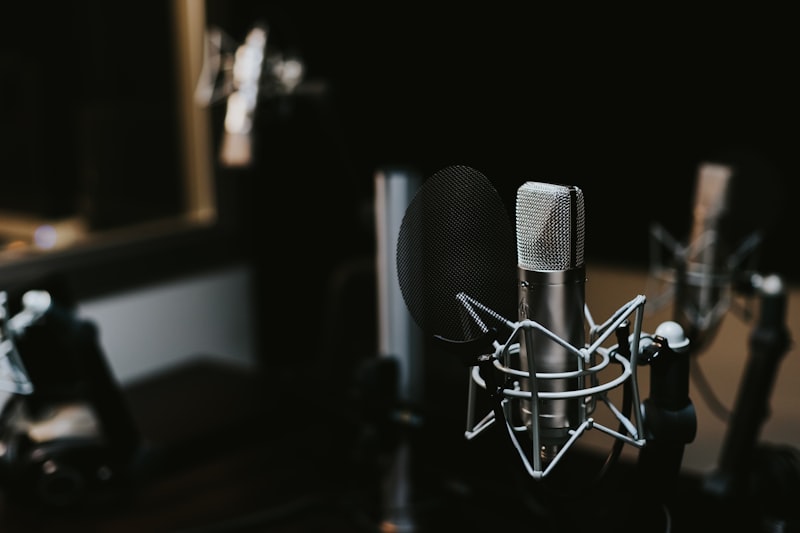 Estudio de grabacion equipado con microfonos premium para podcasting corporativo